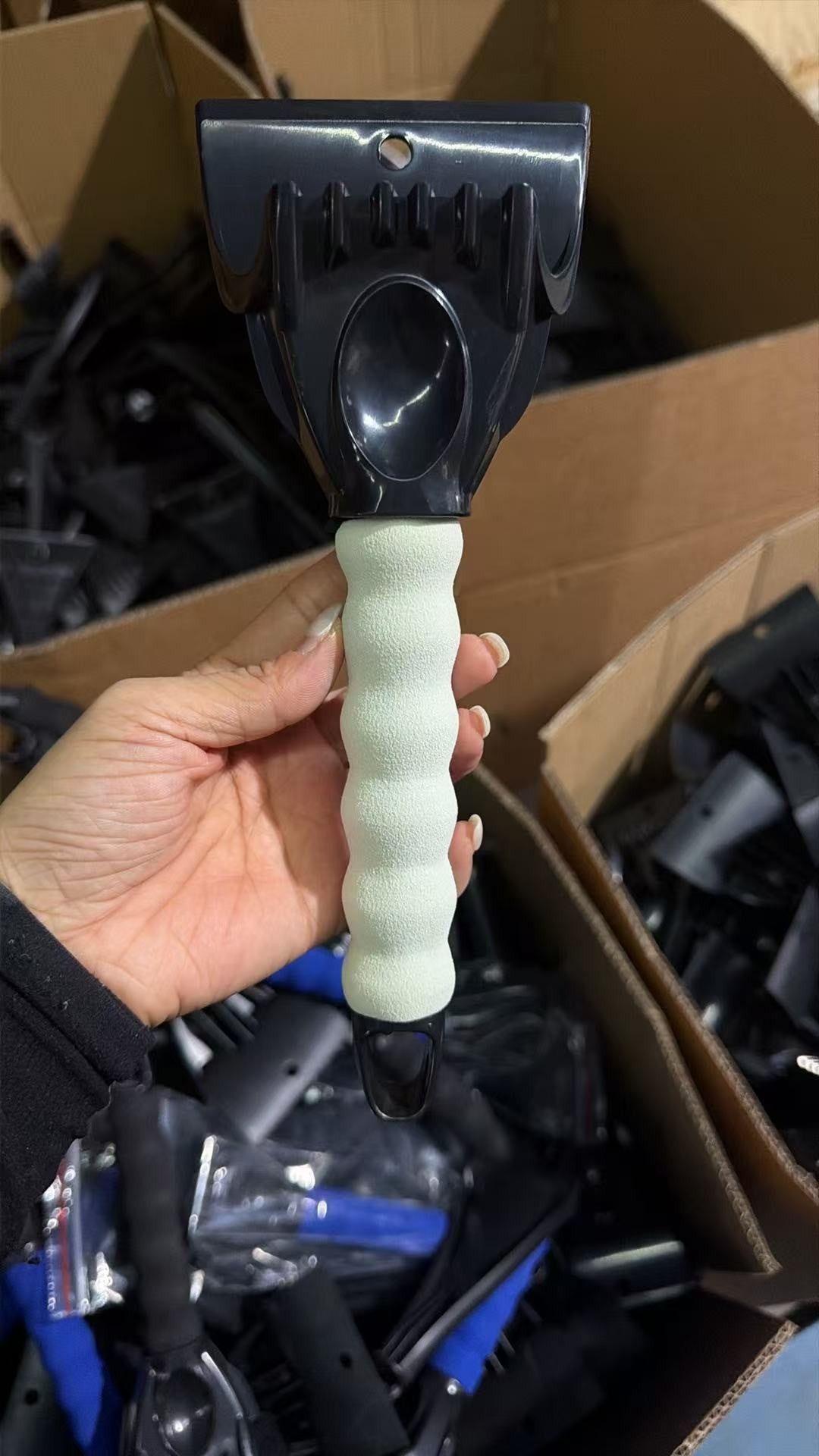 Mini Ice Scraper - White car snow-clearing tool
